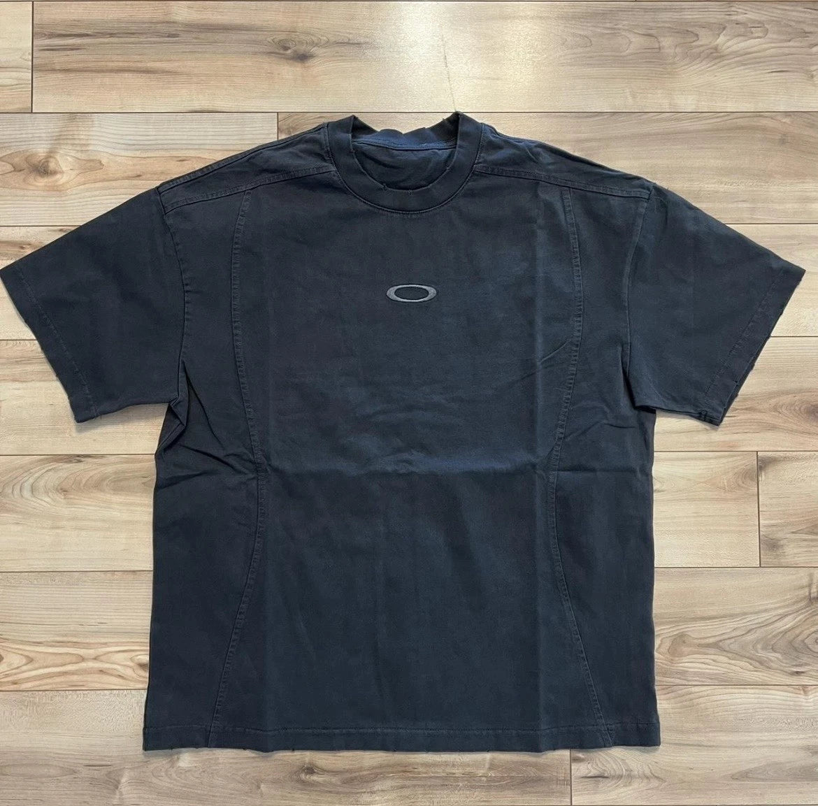 Oakley Men's Vintage T-Shirt Center Logo Graphic Size X-Large