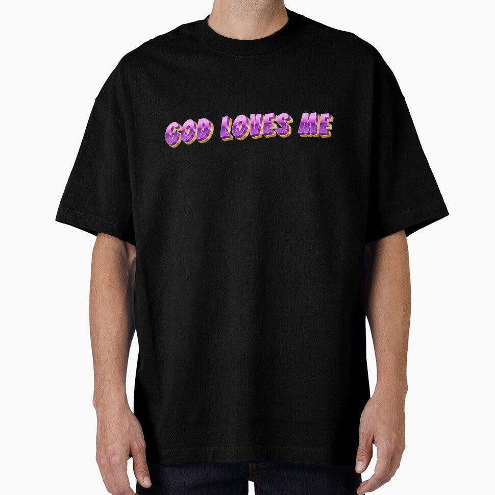 Fashionable T-shirt with the saying "God loves me" - Make a statement by TeeDesignMaster